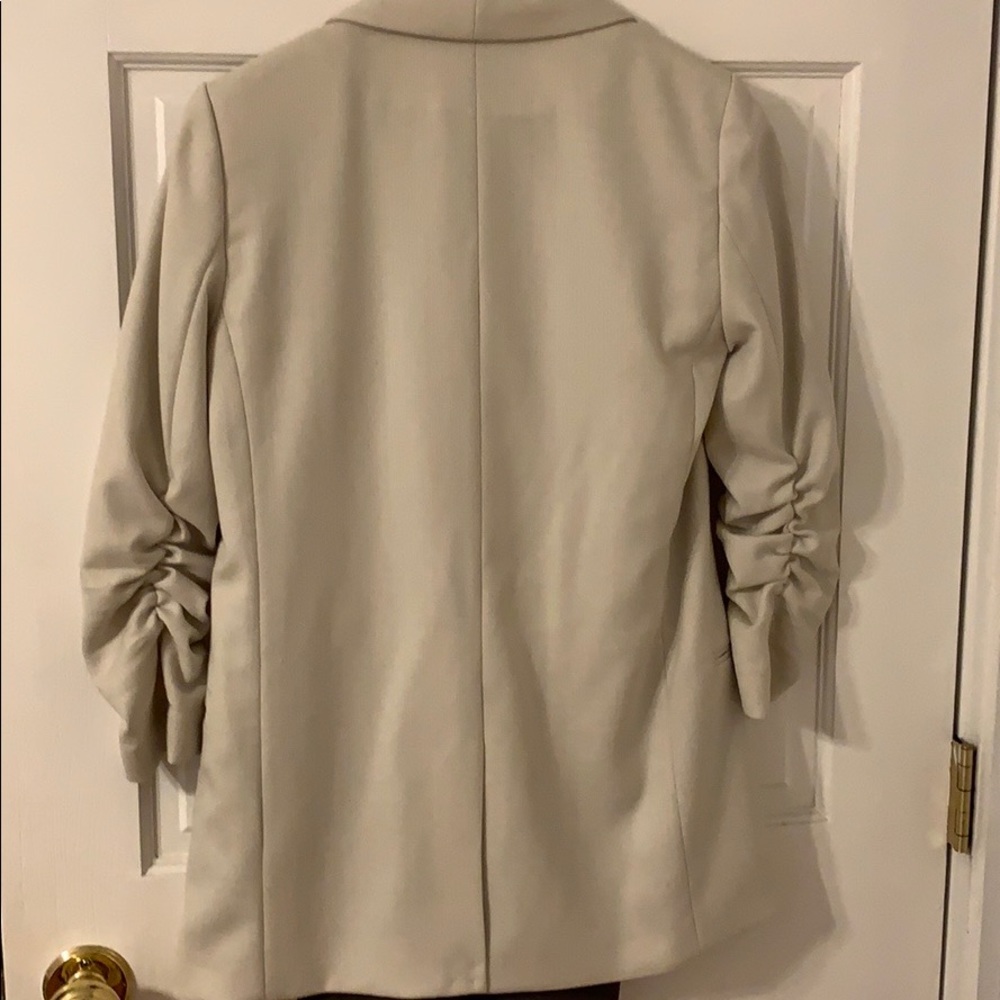 H&M cream blazer - Picture 2 of 2